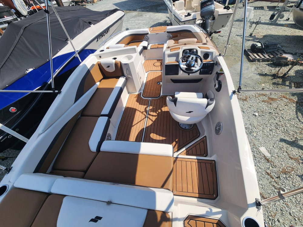 sunrise-boat-rentals-fort-Lauderdale-StarCraft-SVX-211-3