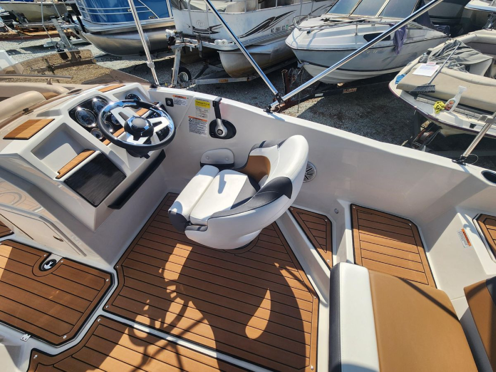 sunrise-boat-rentals-fort-Lauderdale-StarCraft-SVX-211-7