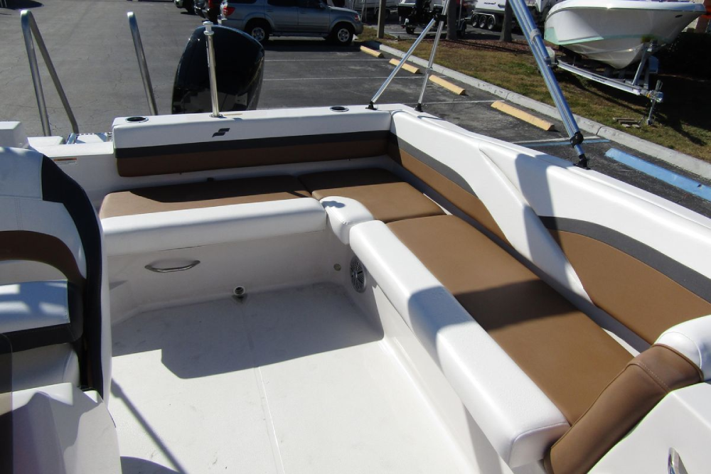 sunrise-boat-rentals-fort-Lauderdale-StarCraft-svx-191-4